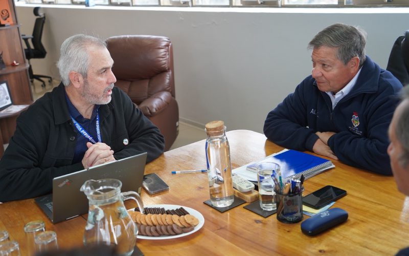 Alcalde Nelson Estay junto al gerente general de EFE Valparaíso, Miguel Saavedra, durante una reunión sobre mejoras en los entornos de las estaciones Villa Alemana y Peñablanca.