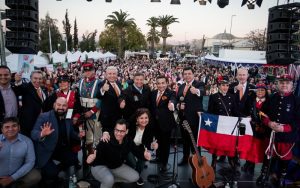 Autoridades junto a integrantes de Los Cuatro Cuartos durante el cierre del concurso de empanadas de Villa Alemana, con público de fondo.