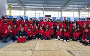 Autoridades y representantes de las selecciones regionales durante el lanzamiento de las Finales Nacionales de los Juegos Deportivos Escolares Sub 14 en Villa Alemana.