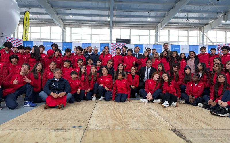 Autoridades y representantes de las selecciones regionales durante el lanzamiento de las Finales Nacionales de los Juegos Deportivos Escolares Sub 14 en Villa Alemana.