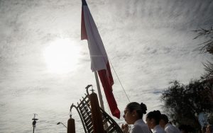 Izamiento del pabellón nacional durante el inicio del Mes Patrio en Villa Alemana