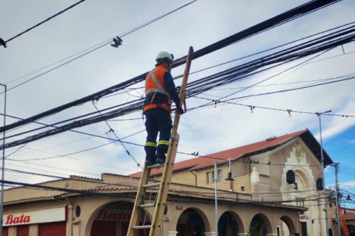 Trabajadores realizan retiro y ordenamiento de cableado de telecomunicaciones en el Paseo Latorre de Villa Alemana.