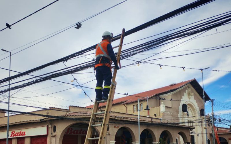 Trabajadores realizan retiro y ordenamiento de cableado de telecomunicaciones en el Paseo Latorre de Villa Alemana.