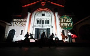 Mapping proyectado sobre la fachada del Teatro Municipal Pompeya durante su centenario en Villa Alemana