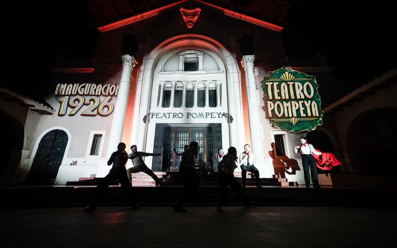 Mapping proyectado sobre la fachada del Teatro Municipal Pompeya durante su centenario en Villa Alemana