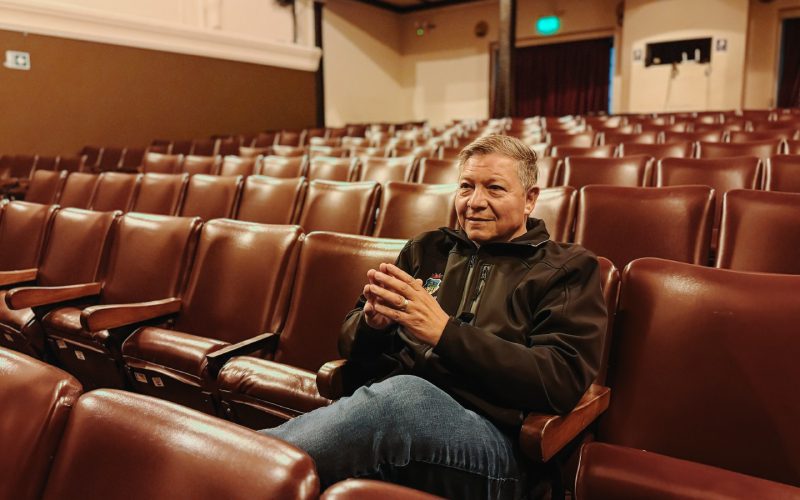 Alcalde Nelson Estay en las butacas del Teatro Pompeya de Villa Alemana