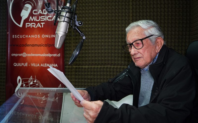 Hugo Terán, director de Radio Cadena Musical Prat, en los estudios de la emisora