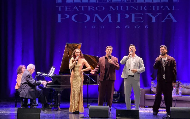 Valentín Trujillo junto a sus cuatro nietos durante el concierto Herencia en el Teatro Municipal Pompeya de Villa Alemana.