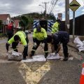 Equipos municipales de Villa Alemana trabajan durante el sistema frontal registrado en la comuna.