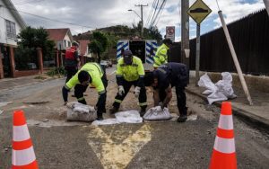 Equipos municipales de Villa Alemana trabajan durante el sistema frontal registrado en la comuna.