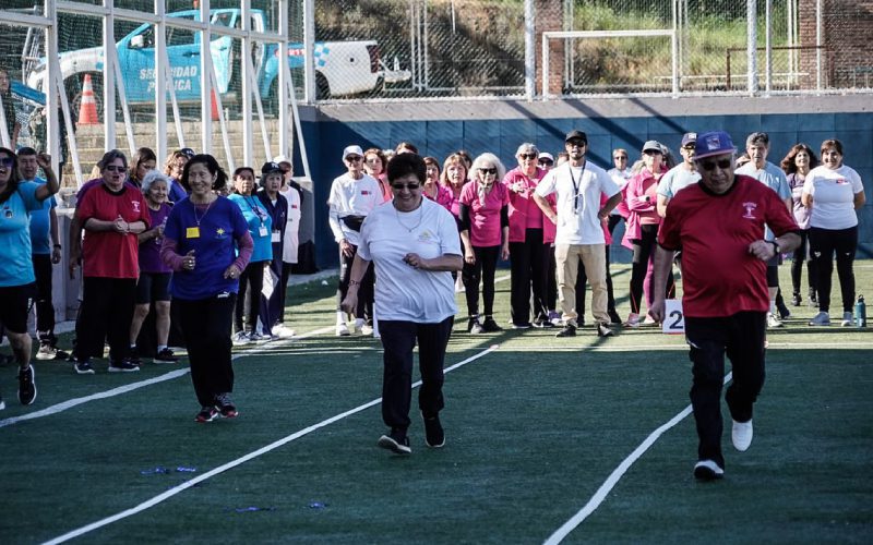 Personas mayores participan en las Olimpiadas 2026 en el Estadio Municipal Ítalo Composto de Villa Alemana.