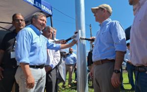 Ministro Martín Arrau y alcalde Nelson Estay durante la demostración de un poste inteligente de seguridad en Villa Alemana.