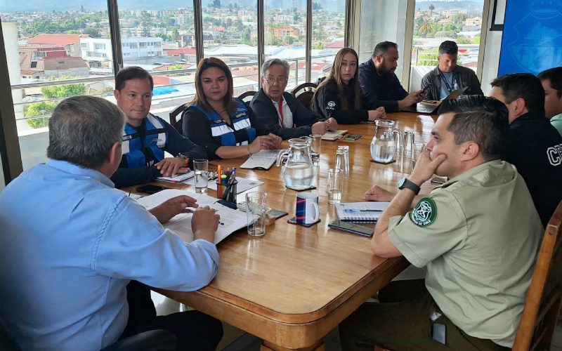 Alcalde Nelson Estay y representantes de organismos de emergencia durante sesión extraordinaria del COGRID de Villa Alemana.