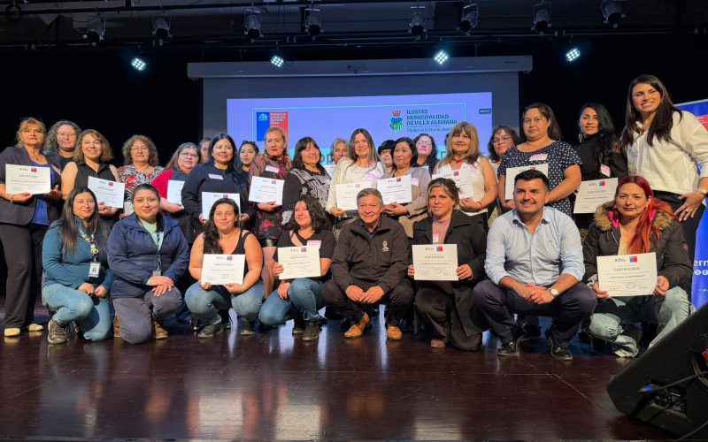 Participantes del Programa Mujeres Jefas de Hogar durante una actividad de certificación en Villa Alemana.