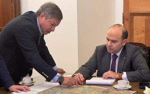 Alcalde Nelson Estay junto al subsecretario del Interior, Máximo Pavez, durante reunión en La Moneda por la apertura del Hospital Provincial Marga Marga.