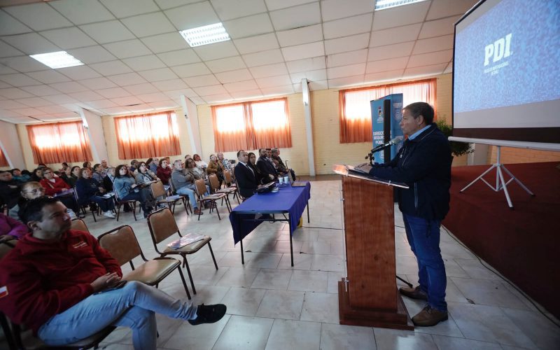Personas mayores participan en seminario municipal de prevención de estafas en Villa Alemana.