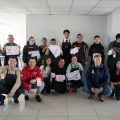 Alumnos y profesor del Taller Laboral de Servicio de Salón junto a familiares y autoridades de la Municipalidad de Villa Alemana.