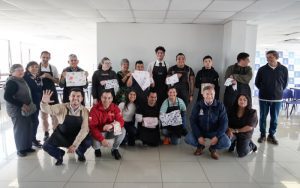 Alumnos y profesor del Taller Laboral de Servicio de Salón junto a familiares y autoridades de la Municipalidad de Villa Alemana.