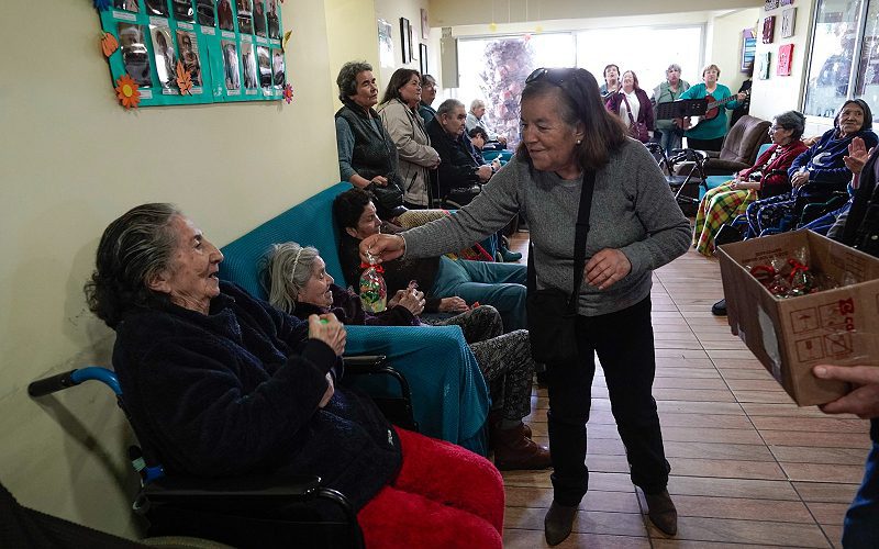 Personas mayores del Centro Diurno de Villa Alemana participan en una jornada de voluntariado en la residencia El Maitén.